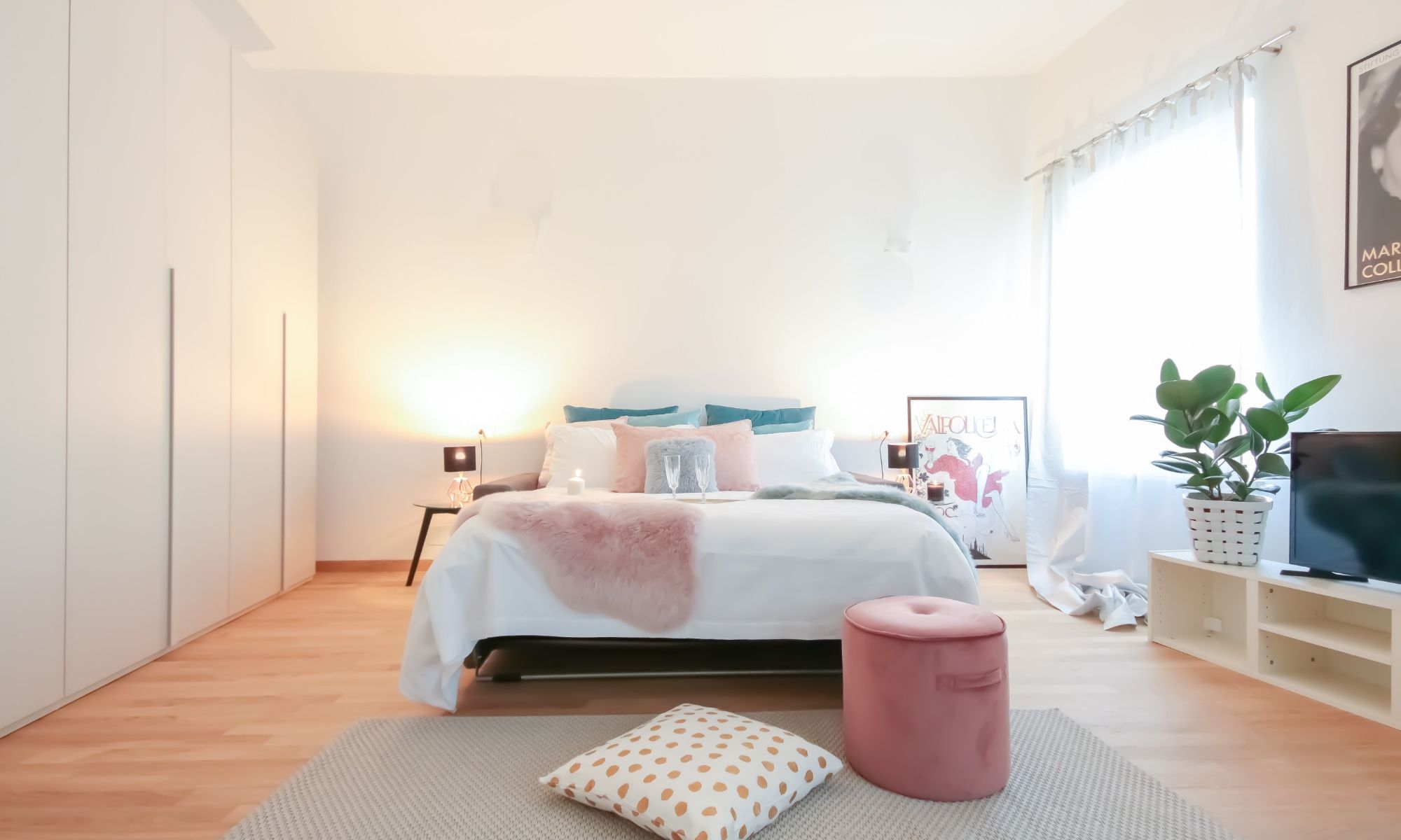 Questo appartamento si trova al secondo piano. Nordic Hygge prende il nome dallo stile nordico che arreda questo monolocale: tutto al suo interno richiama le caratteristiche linee pulite e affusolate, che donano atmosfera ed eleganza allo spazio.